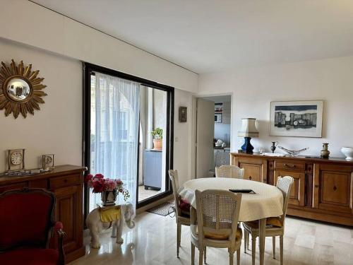 une salle à manger avec une table et des chaises dans une pièce dans l'établissement Nice Signature Carré d'Or, à Nice