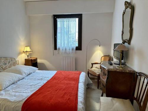 - une chambre avec un lit, un bureau et une fenêtre dans l'établissement Nice Signature Carré d'Or, à Nice