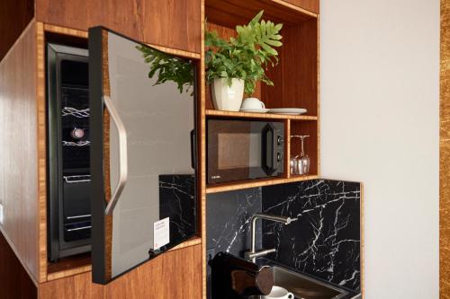 a kitchen with a microwave and a sink at TIN INN Montabaur l einfach gut - Das Hotel aus hochwertig ausgebauten Überseecontainern in Montabaur