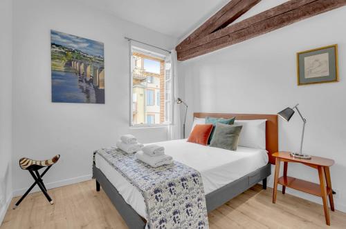 une petite chambre avec un lit et une fenêtre dans l'établissement Le Havre des Tanneurs - Appt dans l'hyper-centre de Toulouse, à Toulouse
