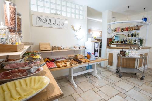 a bakery with a lot of food on display at Hotel Daniel in Murta Maria