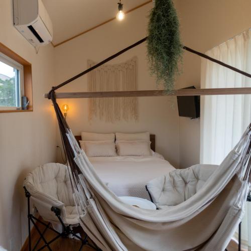 a bed in a hammock in a room at R Garden in Yamanakako