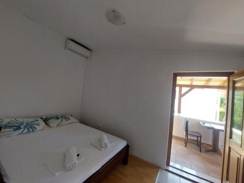 Studio Apartment Iva - 50 m from the sea-balcony