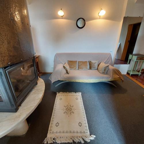 ein Schlafzimmer mit Bett, Kamin und Fernseher in der Unterkunft Stendera 5 in Liepāja