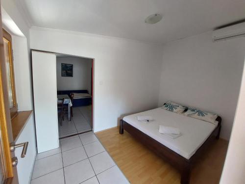 Ένα ή περισσότερα κρεβάτια σε δωμάτιο στο Studio Apartment Iva - 50 m from the sea-balcony