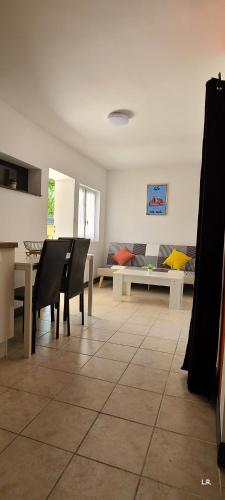 - un salon avec des chaises, une table et un canapé dans l'établissement Gîte 2 - LE RAZAL, à Vallon-Pont-dʼArc