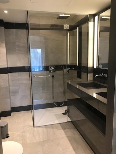 une salle de bain avec douche et lavabo dans l'établissement First Cap - Luxury 1BR with terrace in the most prestigious development of the French Riviera, à Antibes