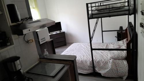 une chambre avec un lit superposé et un miroir dans l'établissement studio malo les bains dunkerque, à Dunkerque