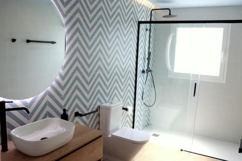 La salle de bains est pourvue d'un lavabo, de toilettes et d'une douche. dans l'établissement La Marina, à Sant Carles de la Ràpita