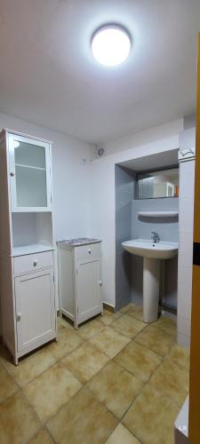 La salle de bains est pourvue d'un lavabo et d'un comptoir. dans l'établissement Gîte 2 - LE RAZAL, à Vallon-Pont-dʼArc