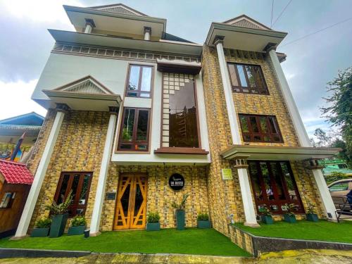 Una casa grande con un césped verde delante de ella. en Cilantro Unwind Delisso Abode,Gangtok, en Gangtok