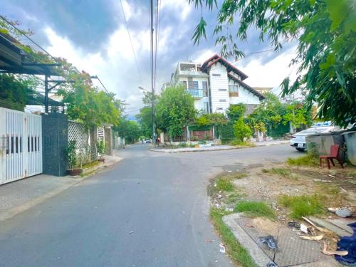an empty street in a residential neighborhood with a house at KempiB Homestay NGUYÊN CĂN - đậu nhiều ô tô in Hue
