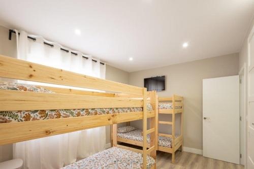 um quarto com 2 beliches num quarto em Miño suites II em Miño