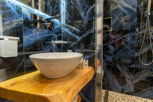 a bathroom with a bowl sink on a wooden table at Suites Matteotti 57 in Civitavecchia