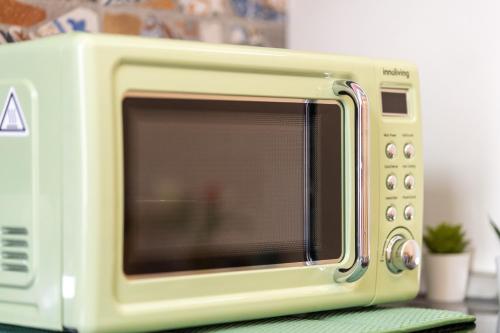 a microwave oven sitting on top of a counter at Suites Matteotti 57 in Civitavecchia