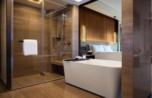 W łazience znajduje się wanna, prysznic i umywalka. w obiekcie JW Marriott Hotel Zhejiang Anji w mieście Anji