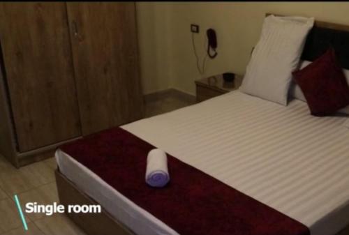 ein Bett mit einer Computermaus drauf in der Unterkunft Sahara Pyramids Hotel 