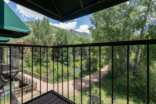Elle comprend un balcon offrant une vue sur les montagnes. dans l'établissement Manitou Lodge 7 Hotel Room, à Telluride