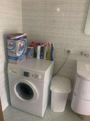 y baño con lavadora y aseo. en 2 Bedroom Apartment, en Shkodër