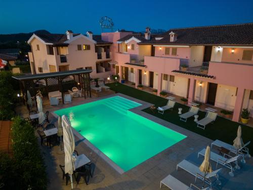 an overhead view of a swimming pool in a house at Hotel Daniel in Murta Maria