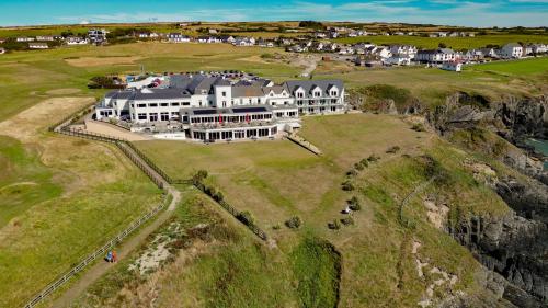 una vista aérea de una gran casa sobre un acantilado en The Cliff Hotel & Spa, en Cardigan