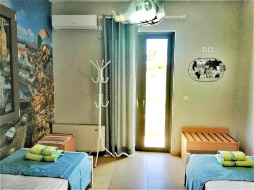 Cette chambre comprend deux lits et une porte avec fenêtre. dans l'établissement VISTA DI MARE, à Lixouri