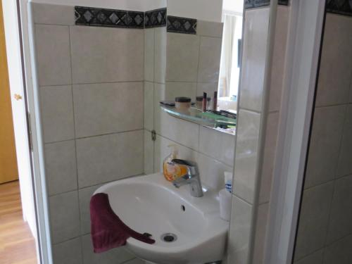 lavabo blanco en un baño con ventana en Split Apartments Beta en Split