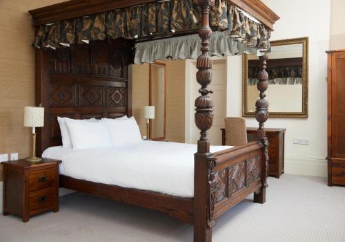 een slaapkamer met een hemelbed en een baldakijn bij Kings Arms Hotel by Greene King Inns in Westerham