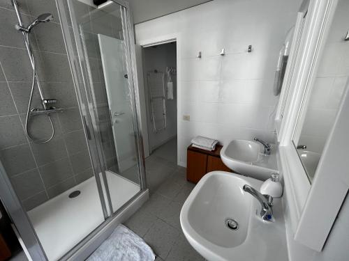 y baño con ducha, lavabo y aseo. en 1st floor boutique apartment P free, en Ostende