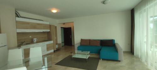 スヴェティ・ヴラスにあるDom-El Real Apartments 3 - Amerikanaのリビングルーム(青いソファ、テーブル付)