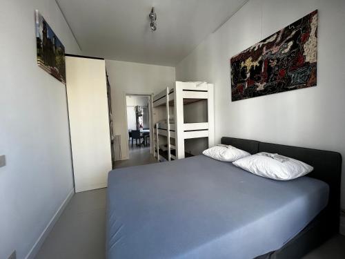 1 dormitorio con 1 cama con 2 almohadas en 1st floor boutique apartment P free, en Ostende