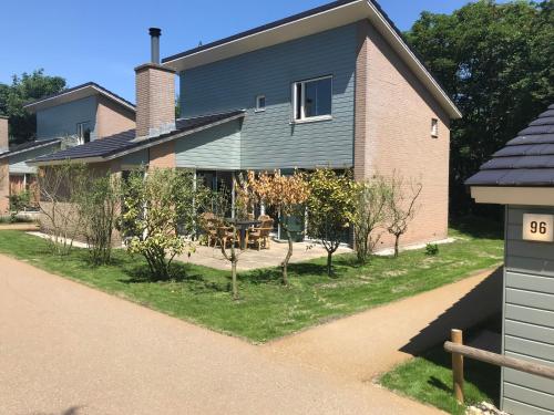 a house with a picnic table in front of it at Haags Duinhuis - familyfriendly holidayhome in The Hague
