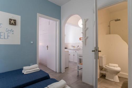 La salle de bains est pourvue d'un lit et de toilettes. dans l'établissement Livadia Seaside Studios 7, à Parikia