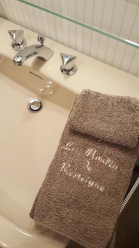 a bathroom sink with a towel that says happy new year at B&B Le Moulin de Resteigne in Resteigne
