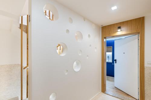 a hallway with a door with a wall of bubbles at Sé Apartamentos - Dom Miguel Apartment in Braga