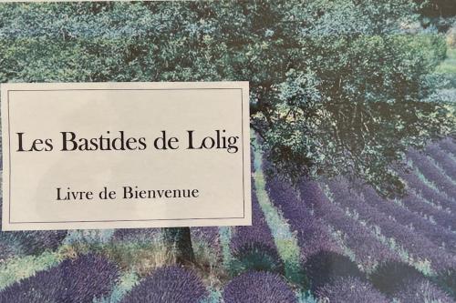 une pancarte sur une peinture d'un champ de lavande dans l'établissement La Bastide de Lolig - CLIM - WiFi, à Sarrians