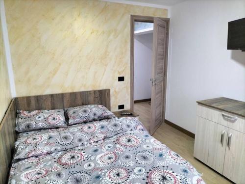 um quarto com uma cama grande e um balcão em Apartament Ary em Borşa