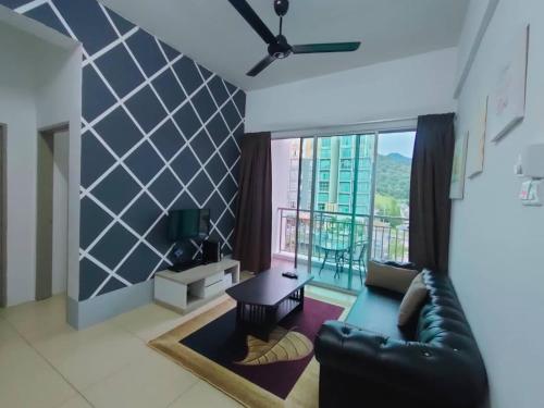 uma sala de estar com um sofá e uma mesa em Golden Hills Pasar Malam 3 Bedroom Apartment J LouvRe em Tanah Rata