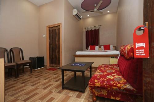 Zimmer mit einem Schlafzimmer mit einem Bett und einem Sofa in der Unterkunft Hotel Marina Near Cit Road Ladies Park, Park in Tangra