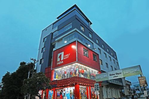 wysoki budynek z mnóstwem towarów w oknie w obiekcie Townhouse Ranipur Mor w mieście Haridwar