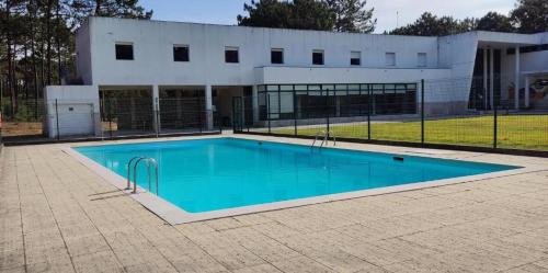 een groot zwembad voor een gebouw bij HI Ovar - Pousada de Juventude in Ovar