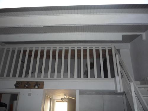 Un escalier mène à une chambre avec un escalier. dans l'établissement Coquet appartement à quelques pas de la mer, au Grau-dʼAgde