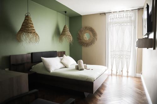 1 dormitorio con cama y ventana grande en Chez Julien & Mathieu, en Valras-Plage