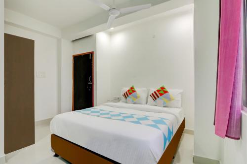 een slaapkamer met een groot bed in een kamer bij OYO Flagship Delightful Stay Em Byepass Near Birla Mandir in Tangra