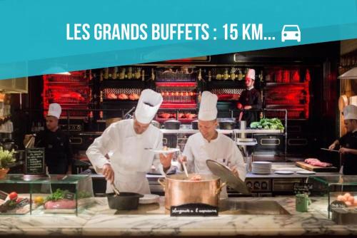 Deux chefs préparent des plats dans une cuisine dans l'établissement L'Escale de la Plage, à Gruissan