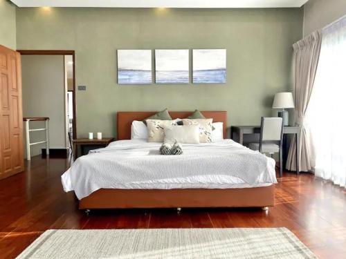 Säng eller sängar i ett rum på 3 Bedroom panoramic penthouse with kitchen