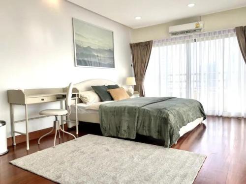 1 dormitorio con cama, escritorio y sofá cama en 3 Bedroom panoramic penthouse with kitchen, en Bangkok