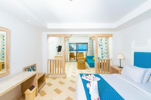 een slaapkamer met een bed en een woonkamer bij The Grand Hotel Sharm El Sheikh in Sharm El Sheikh