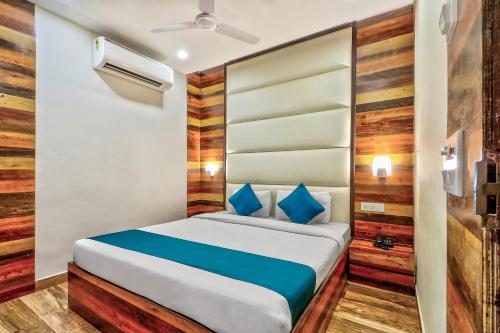 1 dormitorio con 1 cama y paredes de madera en Super OYO SilverKey Park Circus Near Birla Mandir en Ballygunge
