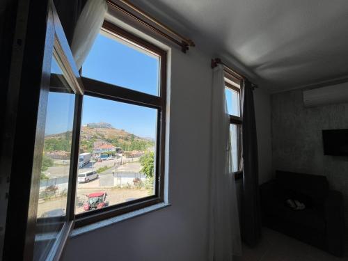 ventana en una habitación con vistas a la calle en Akar Butik Otel, en Gokceada Town